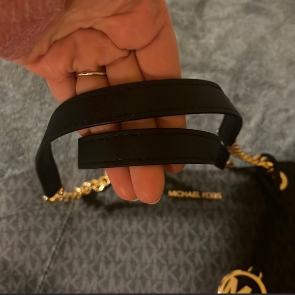 Authentic Michael Kors handbag. - Picture 3 of 10